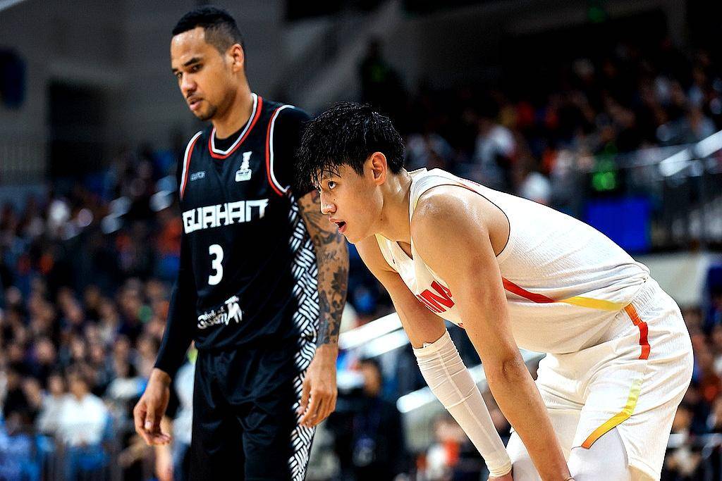 费耶诺德发布备战花絮，窗口期战术微调，CBA常规赛任务艰巨，球探报告显示潜力(ac米兰vs费耶诺德分析)