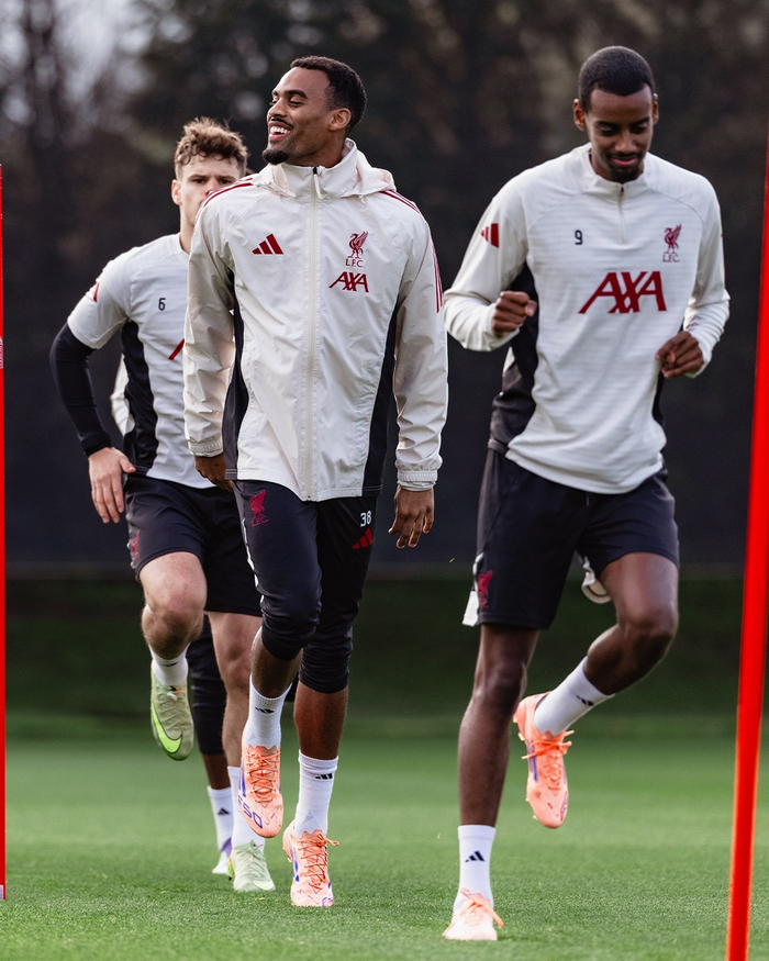 利物浦训练开放日；关键时刻防线松动引欢呼；足总杯在即；团队化学反应显著的简单介绍-九游娱乐APP